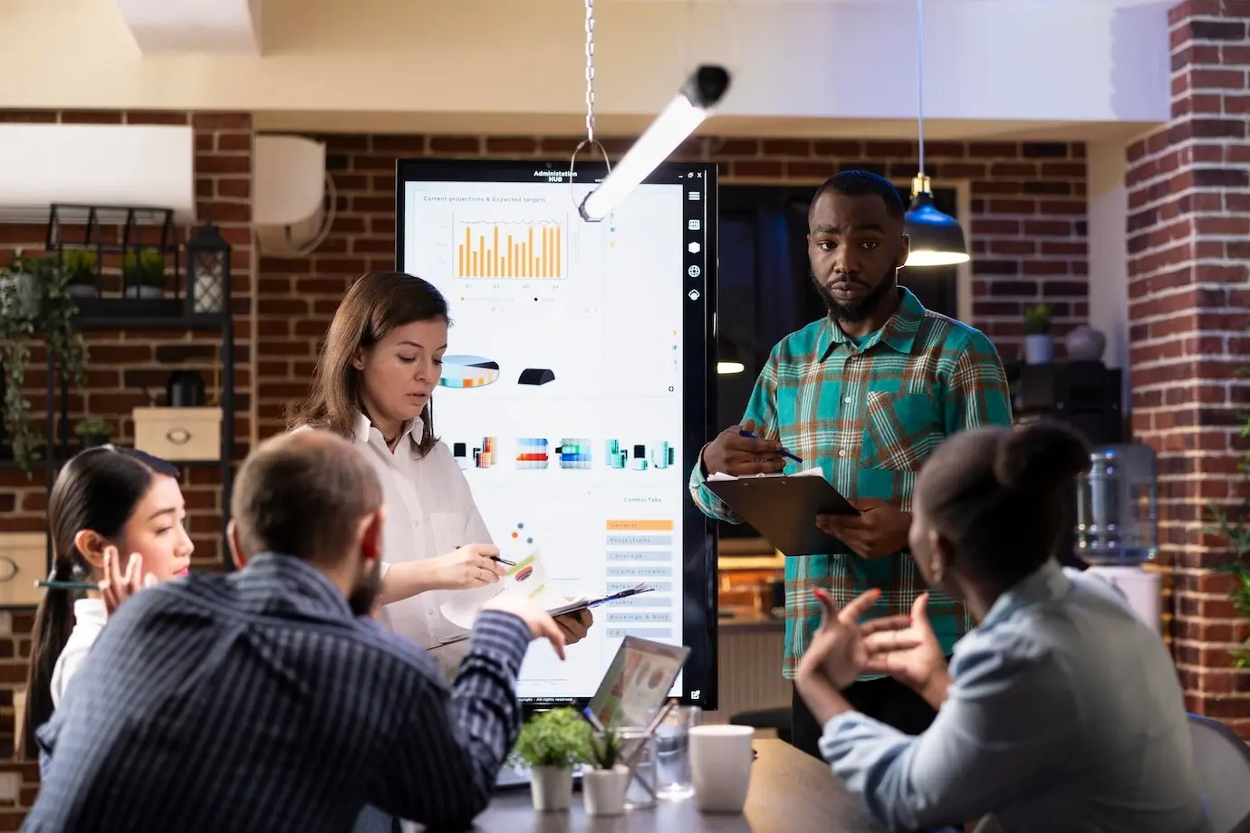 Mitarbeitende bei der Vorbereitung auf eine Geschäftspräsentation