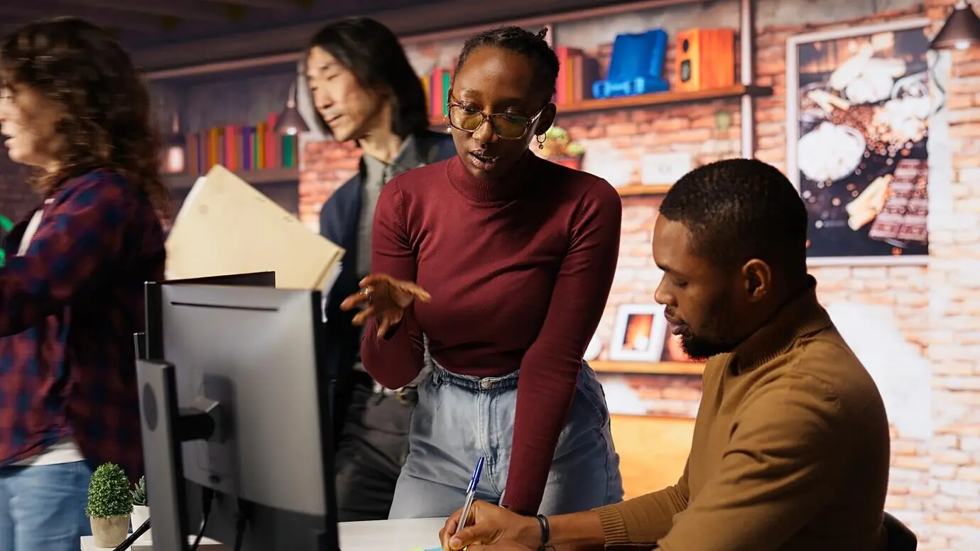 Start-up-Ingenieure, die als Team eine Nachricht auf Haftnotizen schreiben.