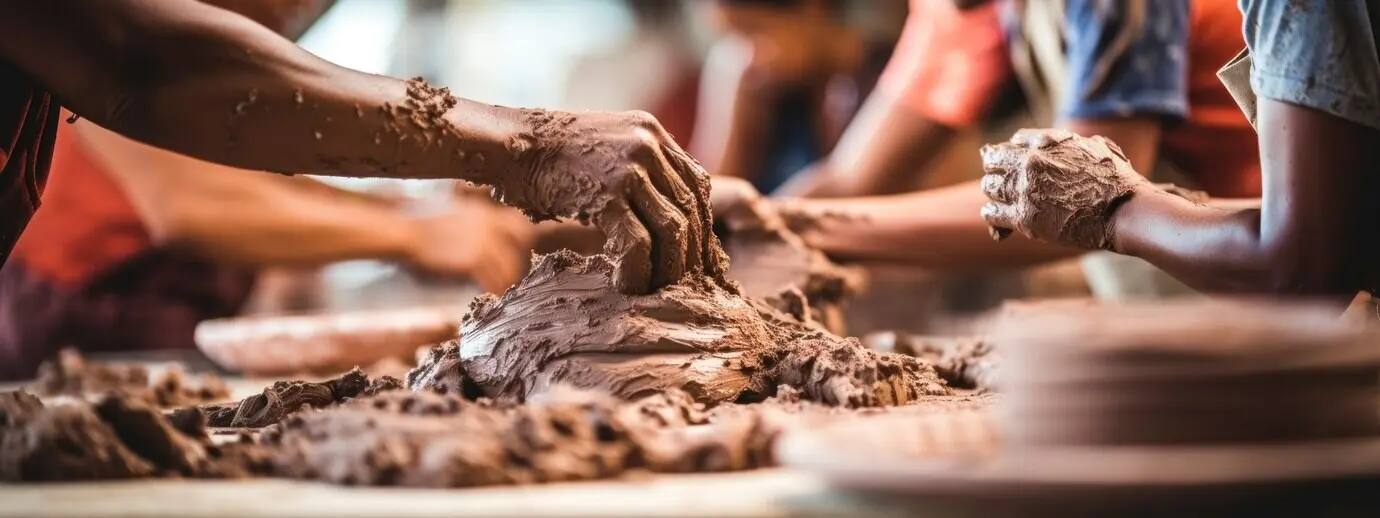 Nahaufnahme von Händen beim Töpfern.